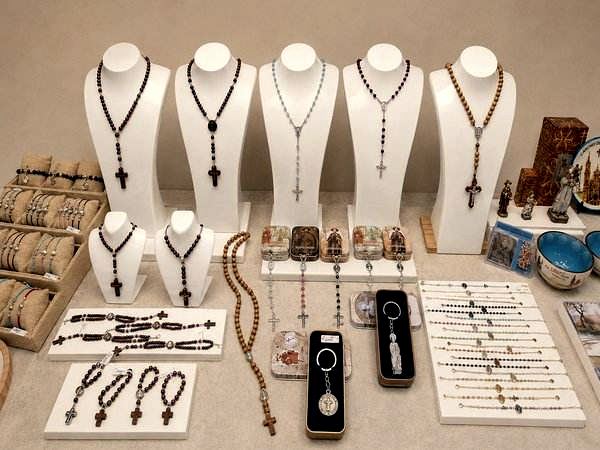 Rosarios de madera y plata expuestos en la tienda