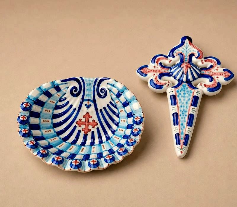 Cerámica de Ulla: vieira y cruz de Santiago pintadas a mano en azul