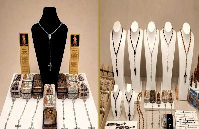 Colección Rosarios: rosarios de madera y plata expuestos en bustos